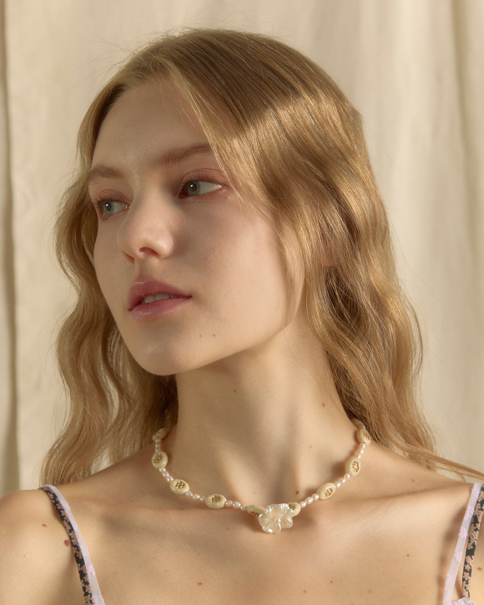 Petal Pearl Necklace Muddy Beige